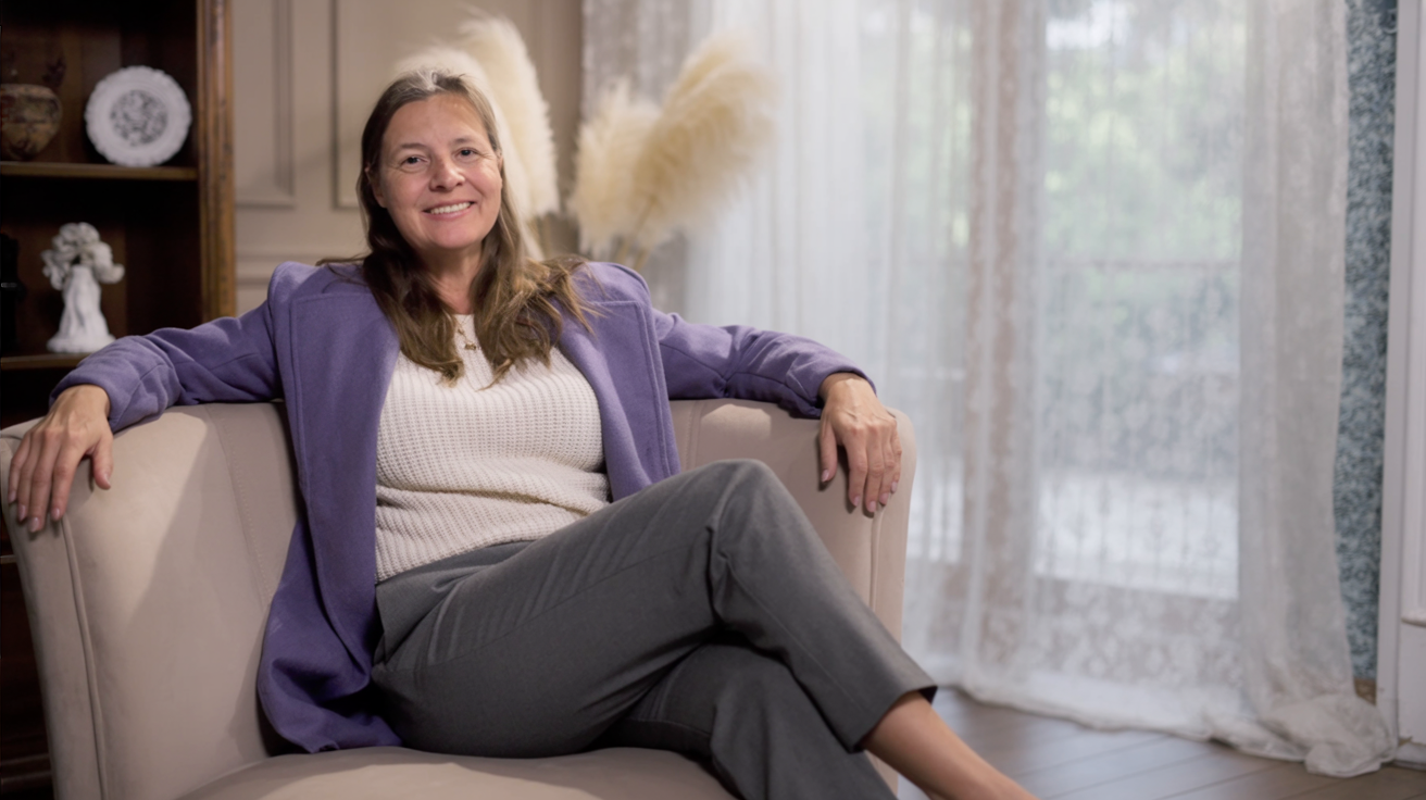 a lifestyle photograph showcasing a woma 7qsfmaw0rxgq0spkivp8kq jzd0ofoer3ucmlkrvxnlmg